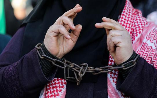 أسيرة