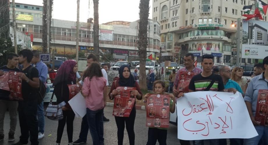 صورة من فعالية نظمتها لجنة الأسير في الضفة المحتلة تضامناً مع الأسرى المضربين #كسر_القيود