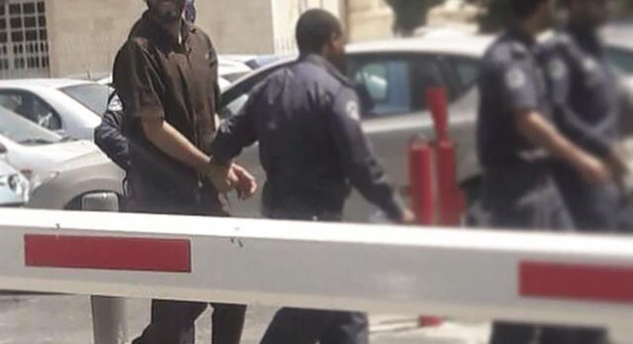 حسن الصفدي من التحقيق للأسر مبتسما