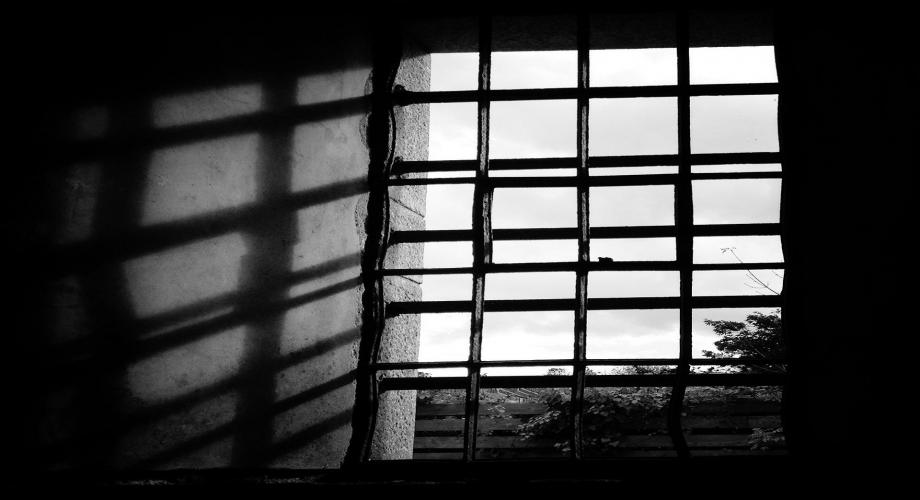 نافذة في سجون الاحتلال.jpg